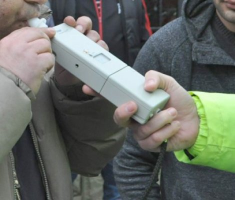 Nu au minte: prinşi băuţi la volan sau fără permise de conducere